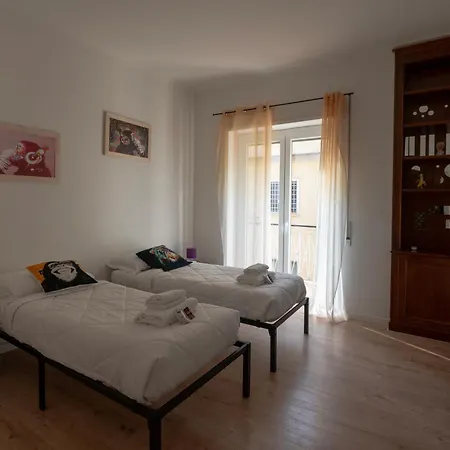 Cornelia House דירה